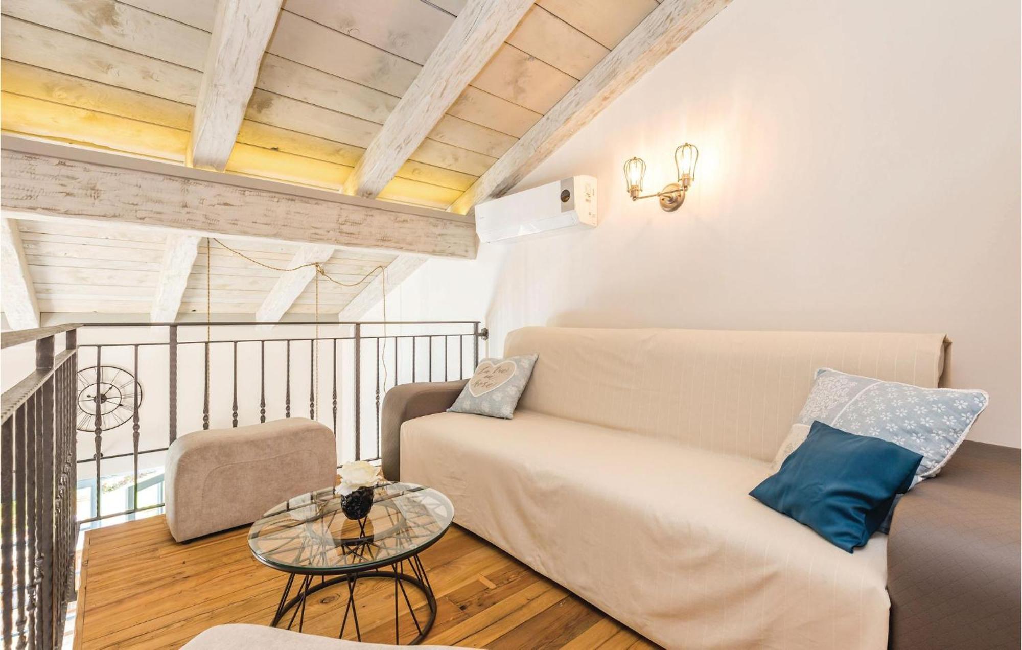 Stunning Home In Jurdani With Wifi Mucici Kültér fotó