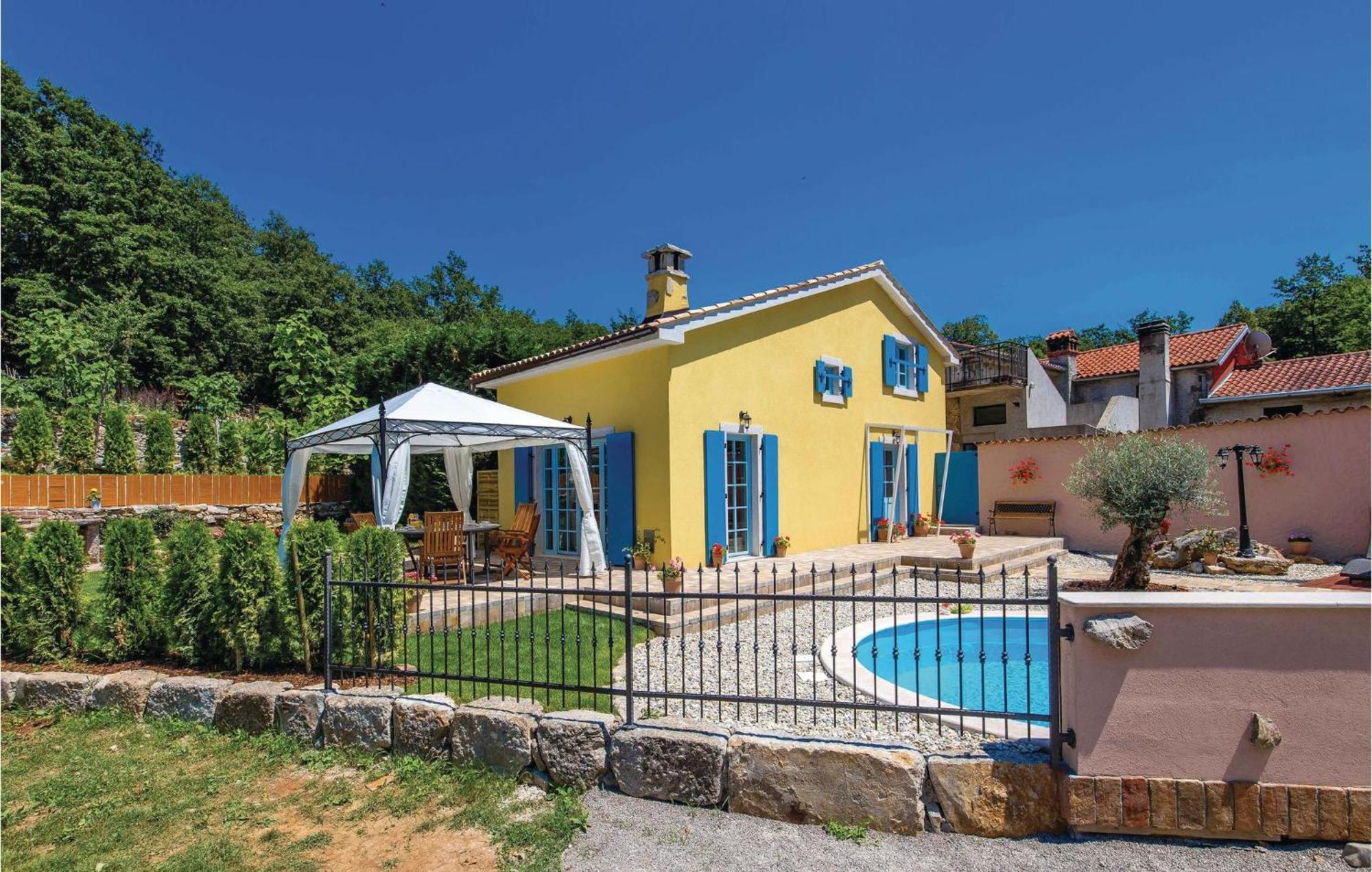 Stunning Home In Jurdani With Wifi Mucici Kültér fotó